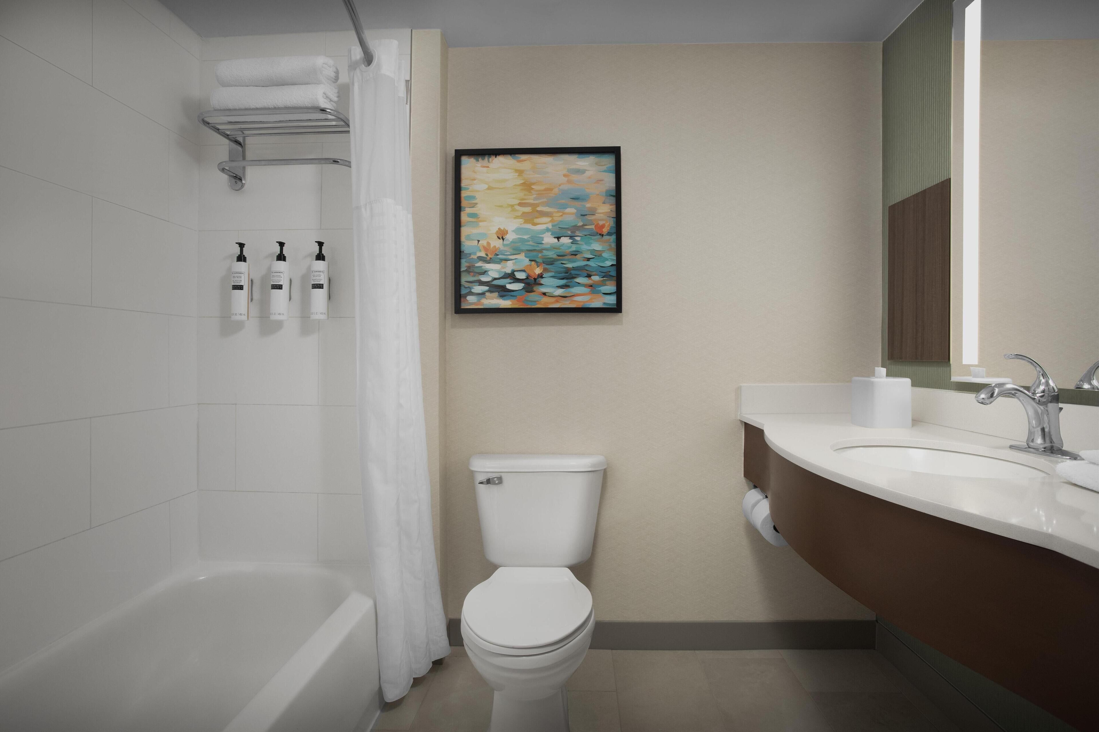 Un baño moderno con bañera, inodoro y lavabo.