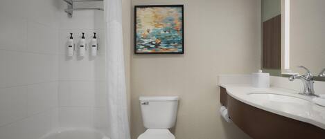 Un baño moderno con bañera, inodoro y lavabo.