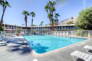 Outdoor pool - Motel 6 Palm Springs, CA - East - Palm Canyon (Palm Springs)