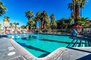 Outdoor pool - Motel 6 Palm Springs, CA - East - Palm Canyon (Palm Springs)