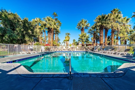 Piscina externa. Motel 6 Palm Springs, CA - East - Palm Canyon