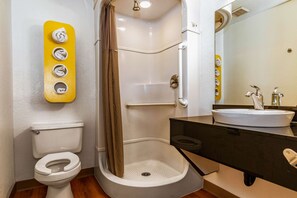 Shower, towels - Motel 6 Palm Springs, CA - East - Palm Canyon (Palm Springs)
