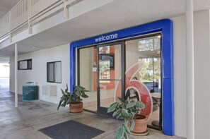 Property entrance - Motel 6 Palm Springs, CA - East - Palm Canyon (Palm Springs)