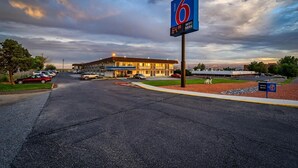 A motel with a sign indicating it offers WiFi. - Motel 6 Grand Junction, CO (Grand Junction)