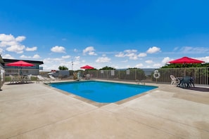 Piscine extérieure (ouverte en saison)
