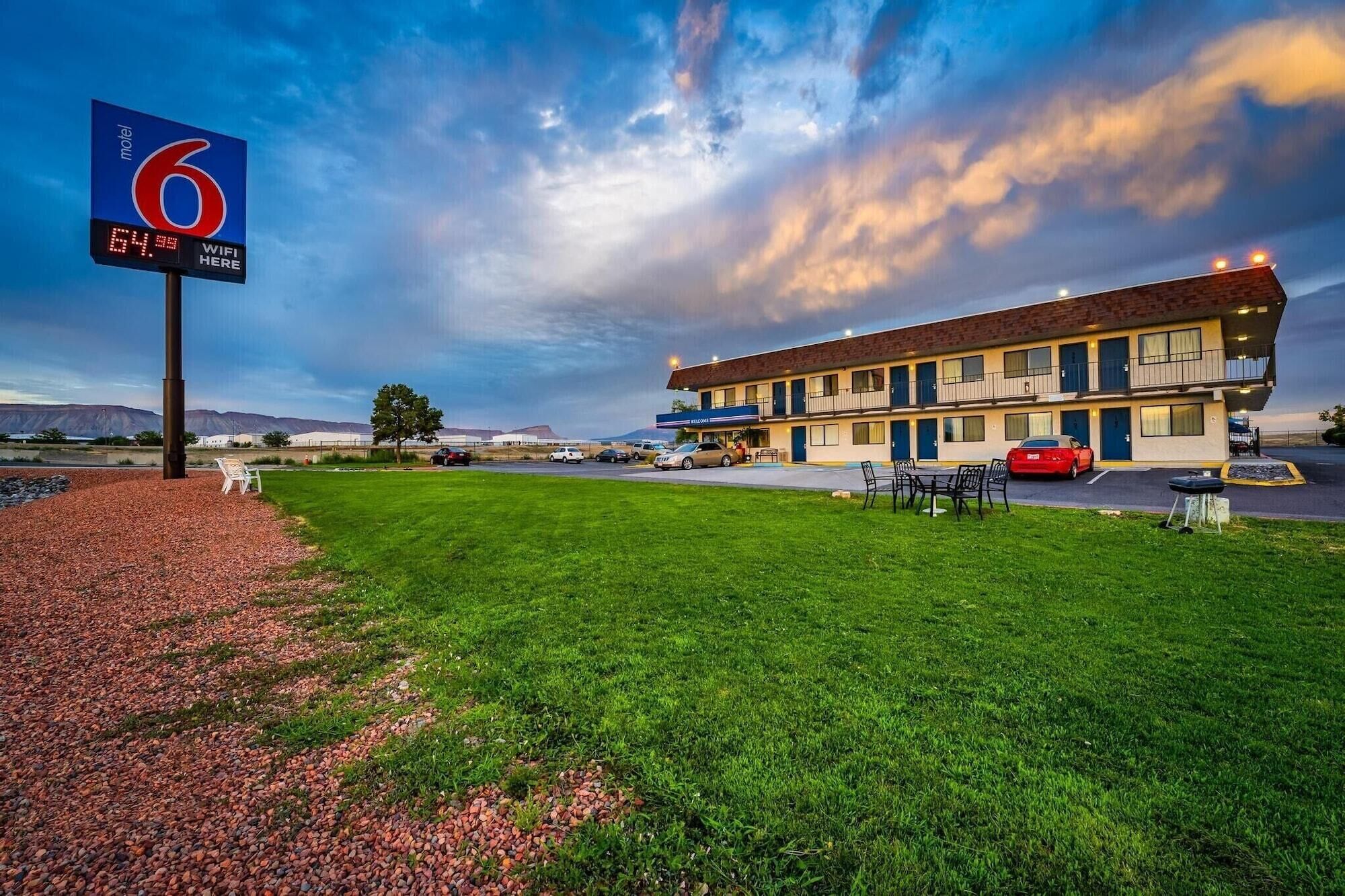 Un motel con un cartel que indica el número de habitación 6 y la disponibilidad de WiFi.