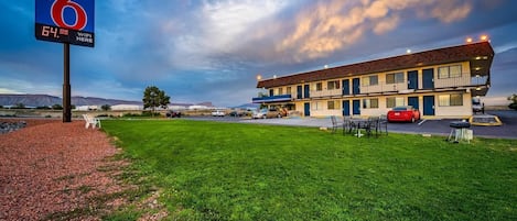 Un motel con un cartel que indica el número de habitación 6 y la disponibilidad de WiFi.