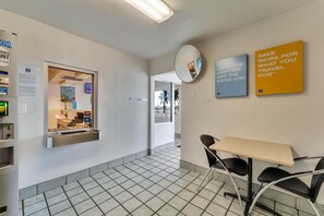 Lobby - Motel 6 Grand Junction, CO (Grand Junction)