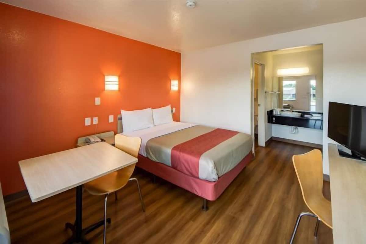 WiFi (free), bed sheets