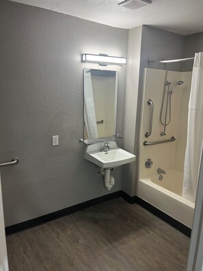 Shower, towels - Motel 6 Lakeland, FL (Lakeland)