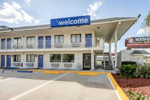 Property entrance - Motel 6 Lakeland, FL (Lakeland)