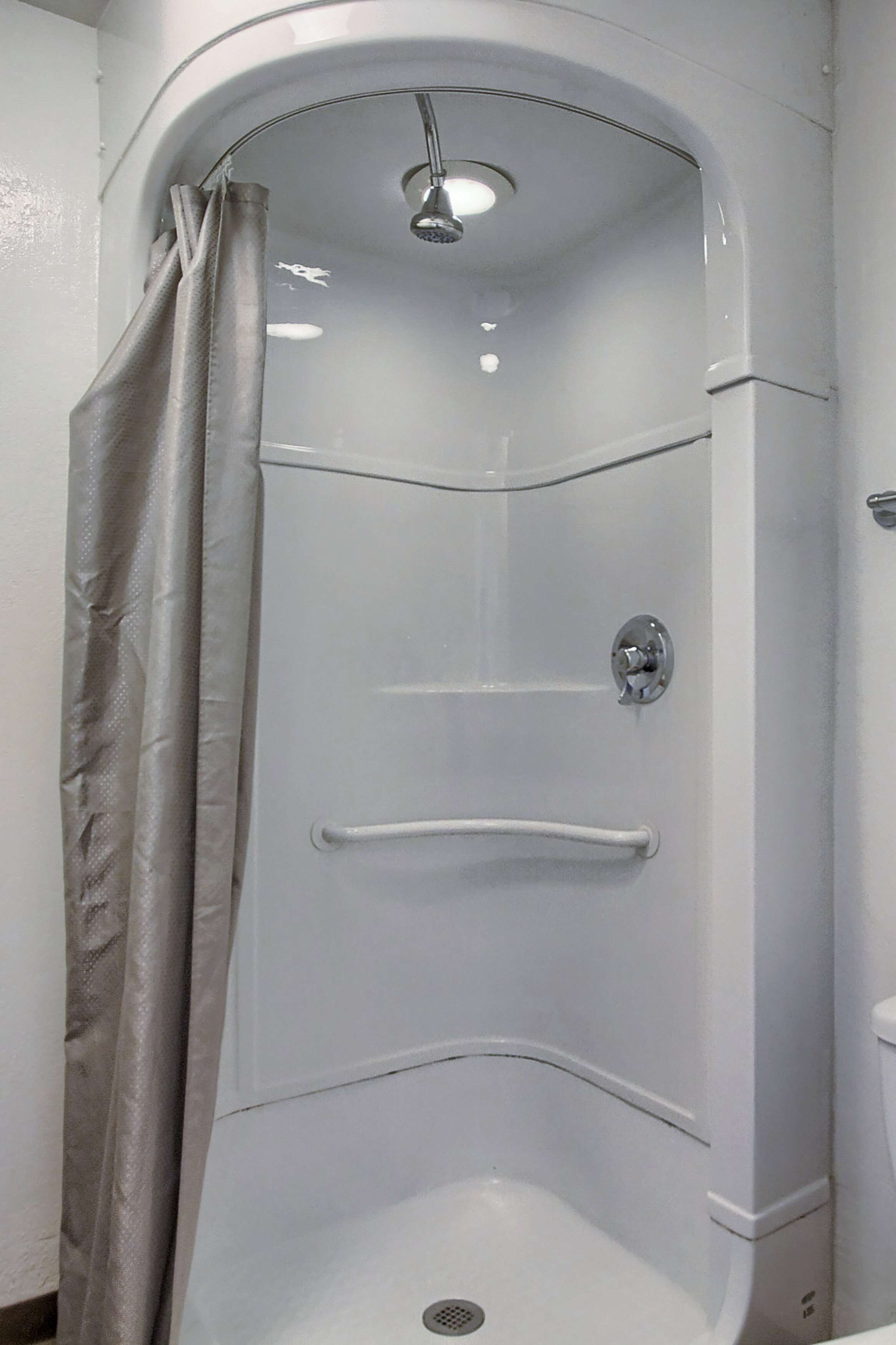 Combined shower/tub, towels