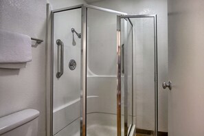 Combined shower/tub, towels