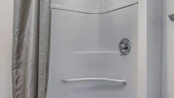 Combined shower/bathtub, towels