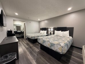 Desk, laptop workspace, free WiFi, bed sheets - Motel 6 Seattle, WA - South (SeaTac)