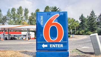 Motel Schild mit der Nummer 6 und einem Pfeil nach links, der den Einfahrtsweg zeigt.