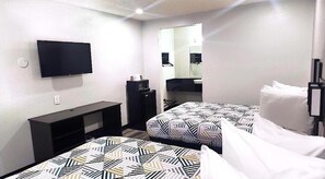 Desk, laptop workspace, free WiFi, bed sheets - Motel 6 Seattle, WA - South (SeaTac)