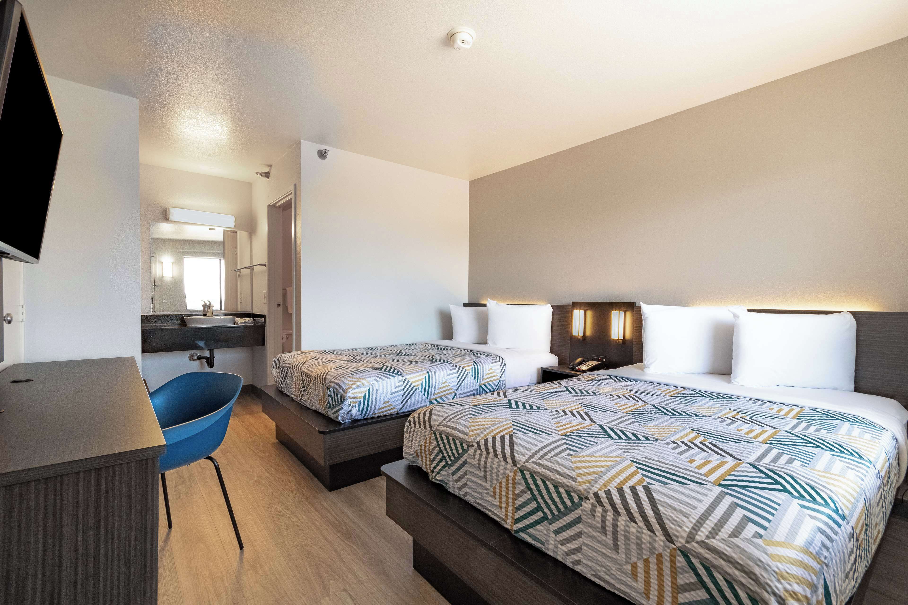 Een bureau, gratis wifi, beddengoed