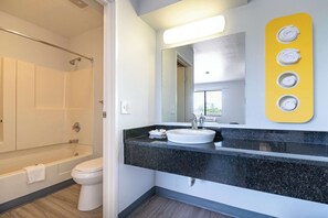 Shower, towels - Motel 6 Rolling Meadows, IL - Chicago Northwest (Rolling Meadows)