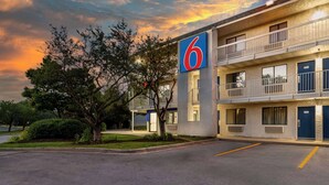 A motel with a large '6' sign, multiple balconies, and a parking lot. - Motel 6 Rolling Meadows, IL - Chicago Northwest (Rolling Meadows)