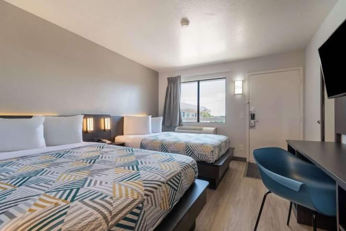 Escritorio, wifi gratis y ropa de cama