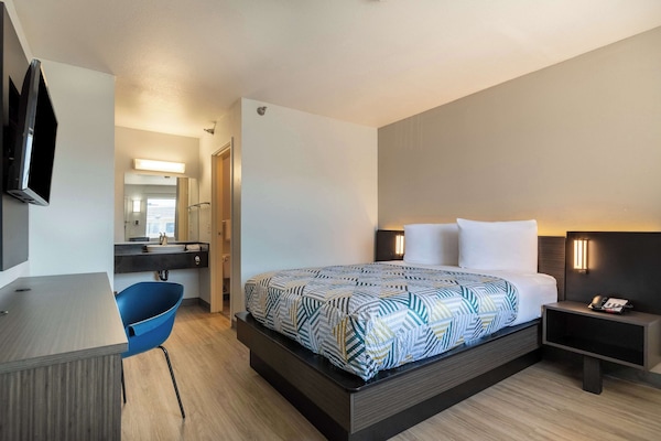 Desk, WiFi (free), bed sheets