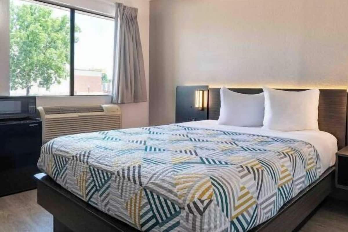 Desk, free WiFi, bed sheets