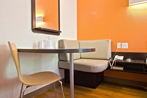 遮光窗簾/窗簾、免費 Wi-Fi、床單