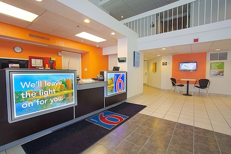 Sitzecke in der Lobby. Motel 6 East Brunswick, NJ