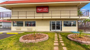 A Red Roof Inn with a registration desk, a balcony, and a parking lot.