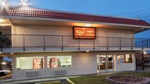 A Red Roof Inn with a balcony, a Coca-Cola vending machine, and a registration area.