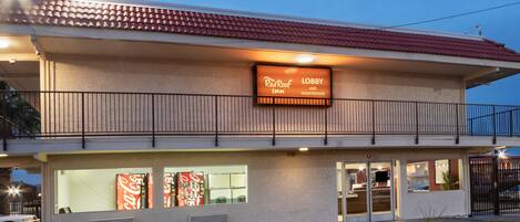 A Red Roof Inn with a balcony, a Coca-Cola vending machine, and a registration area.