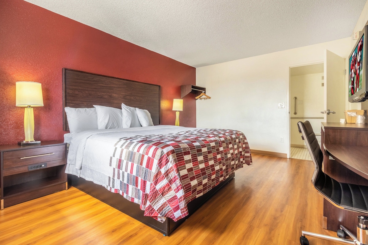 Deluxe Room, 1 King Bed, Accessible, Non Smoking (Roll-In Shower) | Desk, laptop workspace, blackout drapes, iron/ironing board