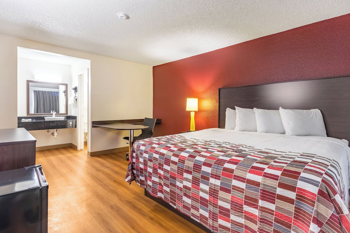 Superior Room, 1 King Bed, Non Smoking | Desk, laptop workspace, blackout drapes, iron/ironing board