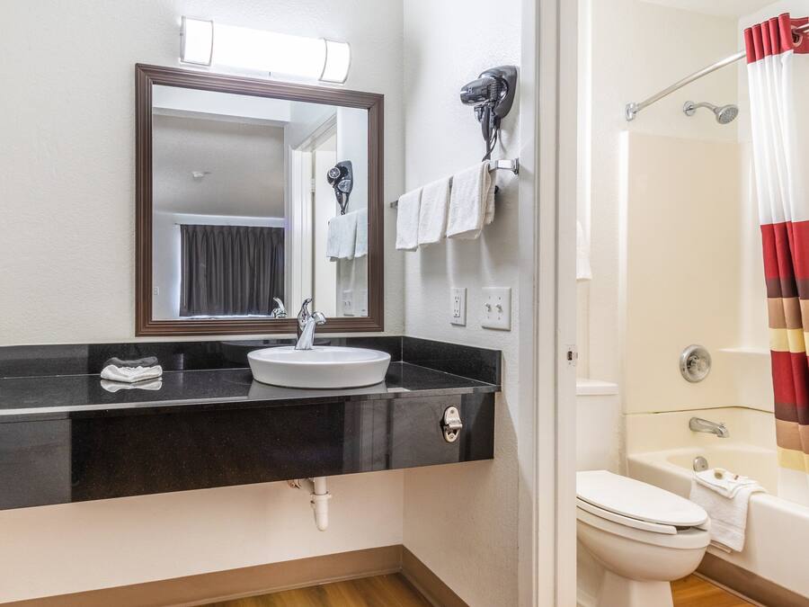 Superior Room, 1 King Bed, Non Smoking | Bathroom | Towels, soap, shampoo, toilet paper