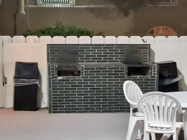 BBQ/picnic area - Motel 6 Bishop, CA (Bishop)