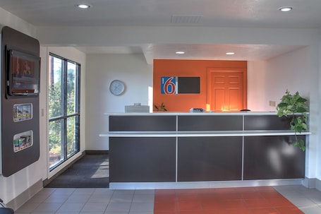 Reception. Motel 6 Bishop, CA