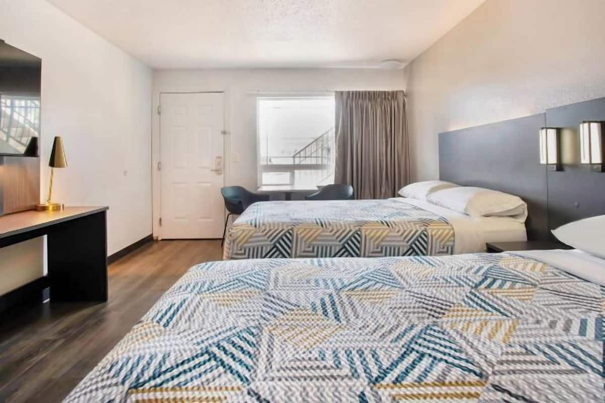 Escrivaninha, ferros/tábuas de passar roupa, Wi-Fi de cortesia