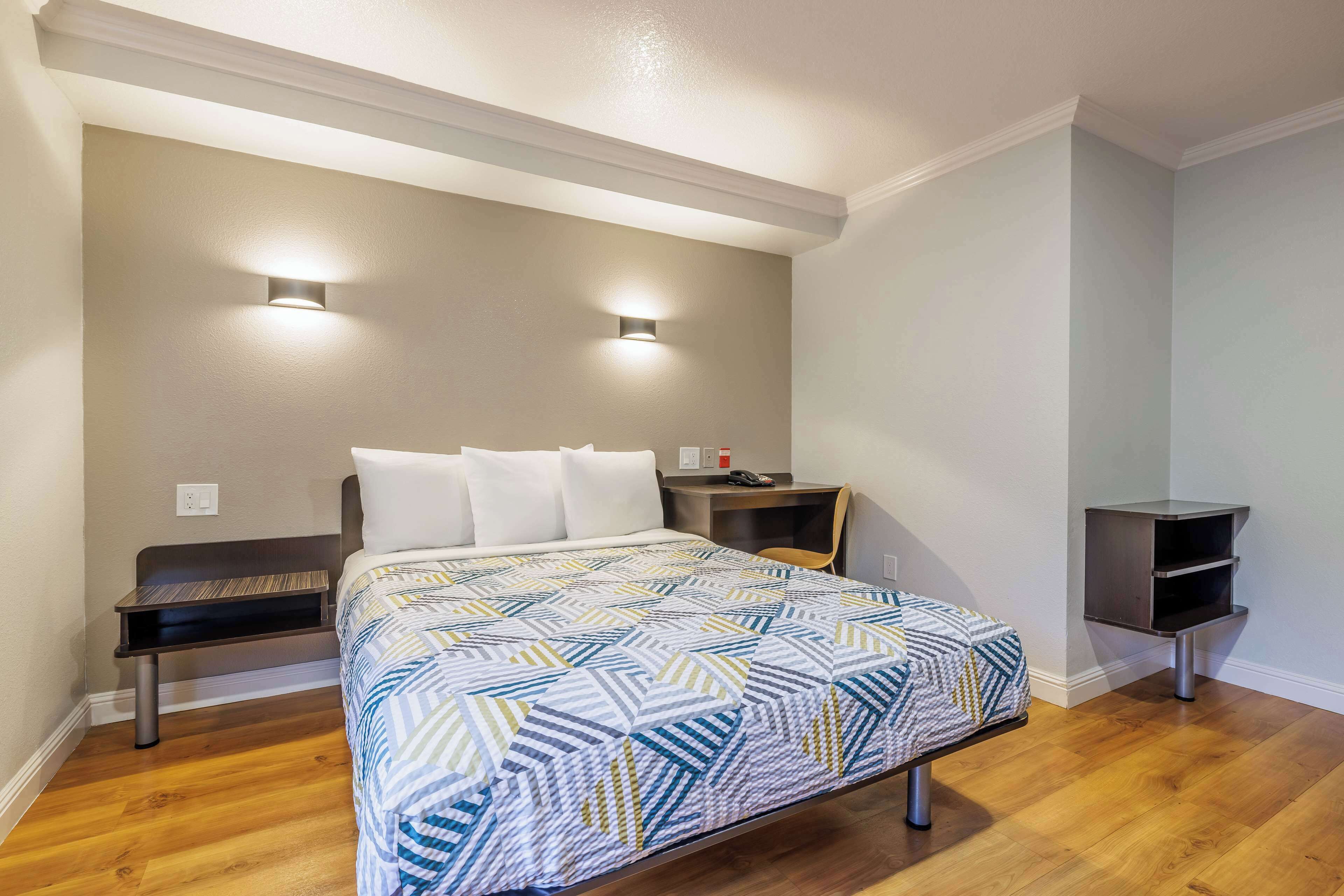 Skrivebord, strykejern/-brett, wi-fi (inkludert) og sengetøy