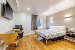 Escritorio, tabla de planchar con plancha, wifi gratis y ropa de cama 