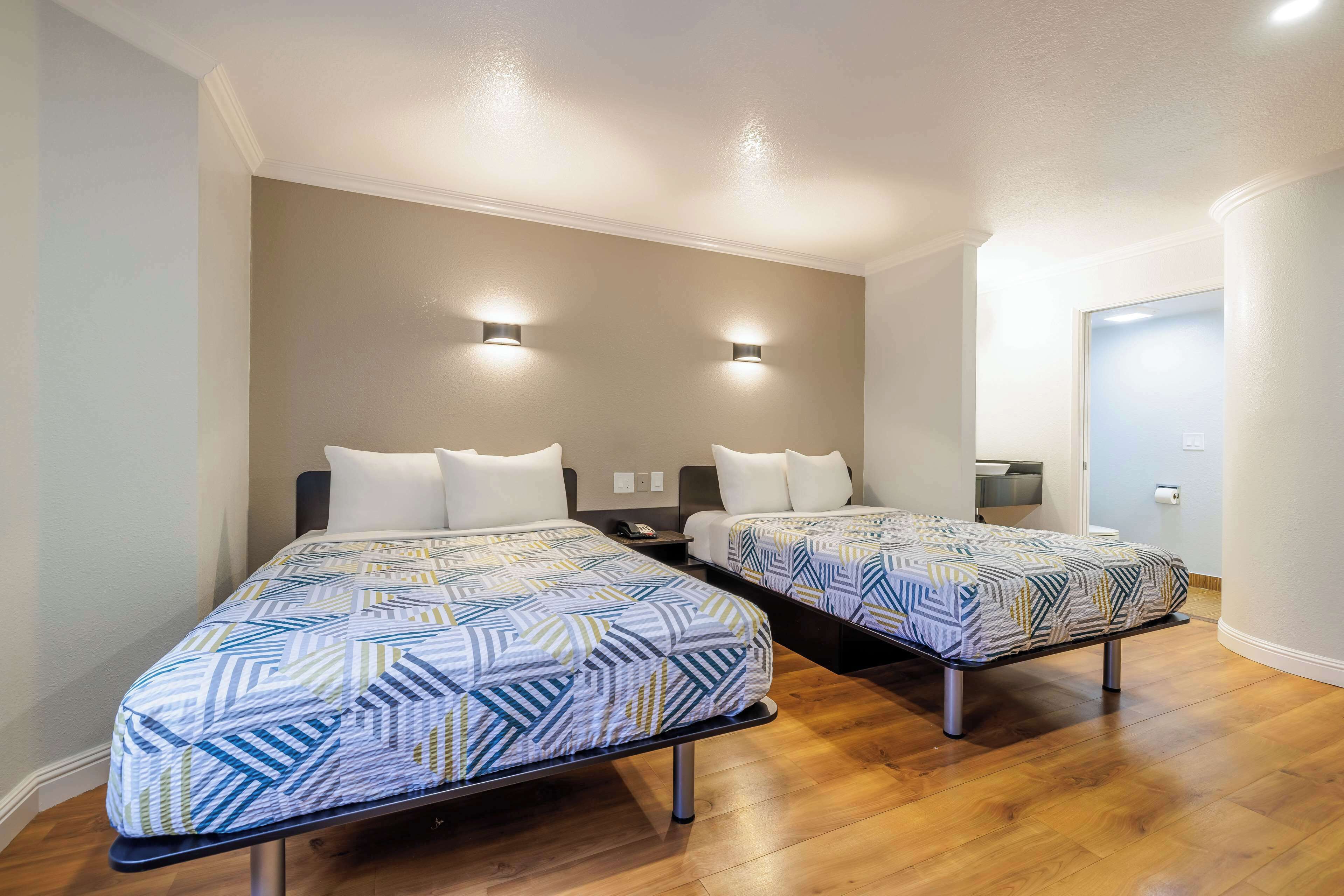 Skrivebord, strykejern/-brett, wi-fi (inkludert) og sengetøy