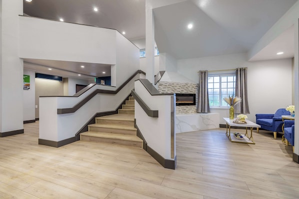 Lobby - Motel 6 Auburn, CA (Auburn)