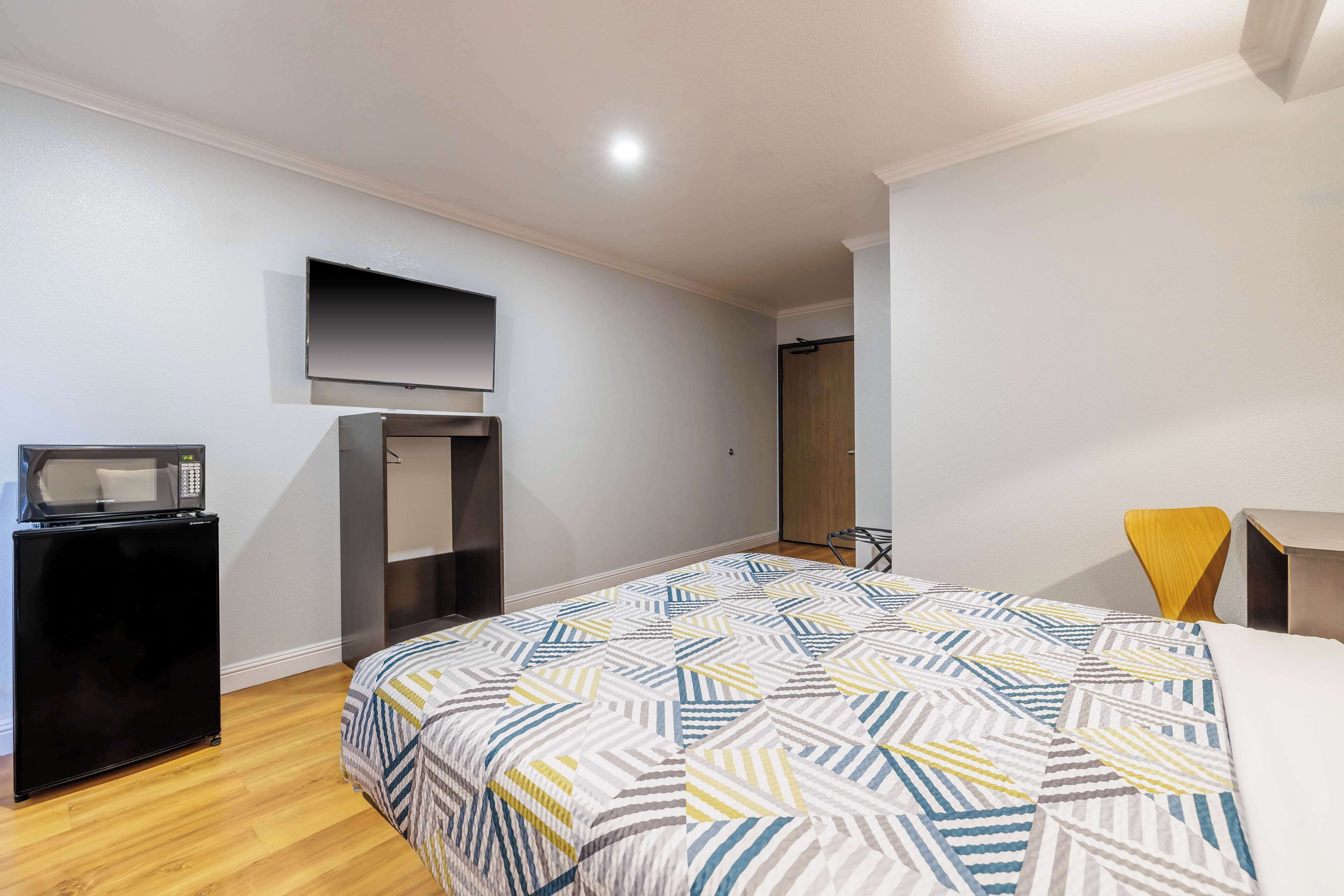 Skrivebord, strykejern/-brett, wi-fi (inkludert) og sengetøy