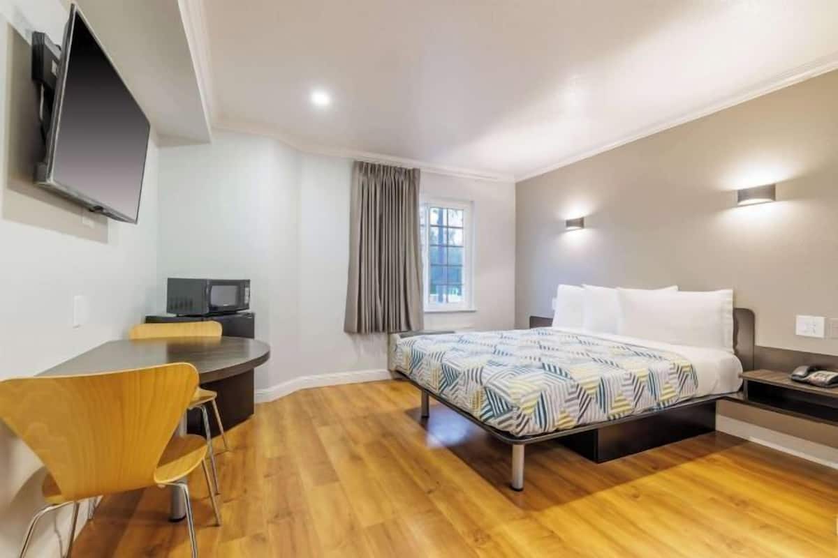 Skrivebord, strykejern/-brett, wi-fi (inkludert) og sengetøy