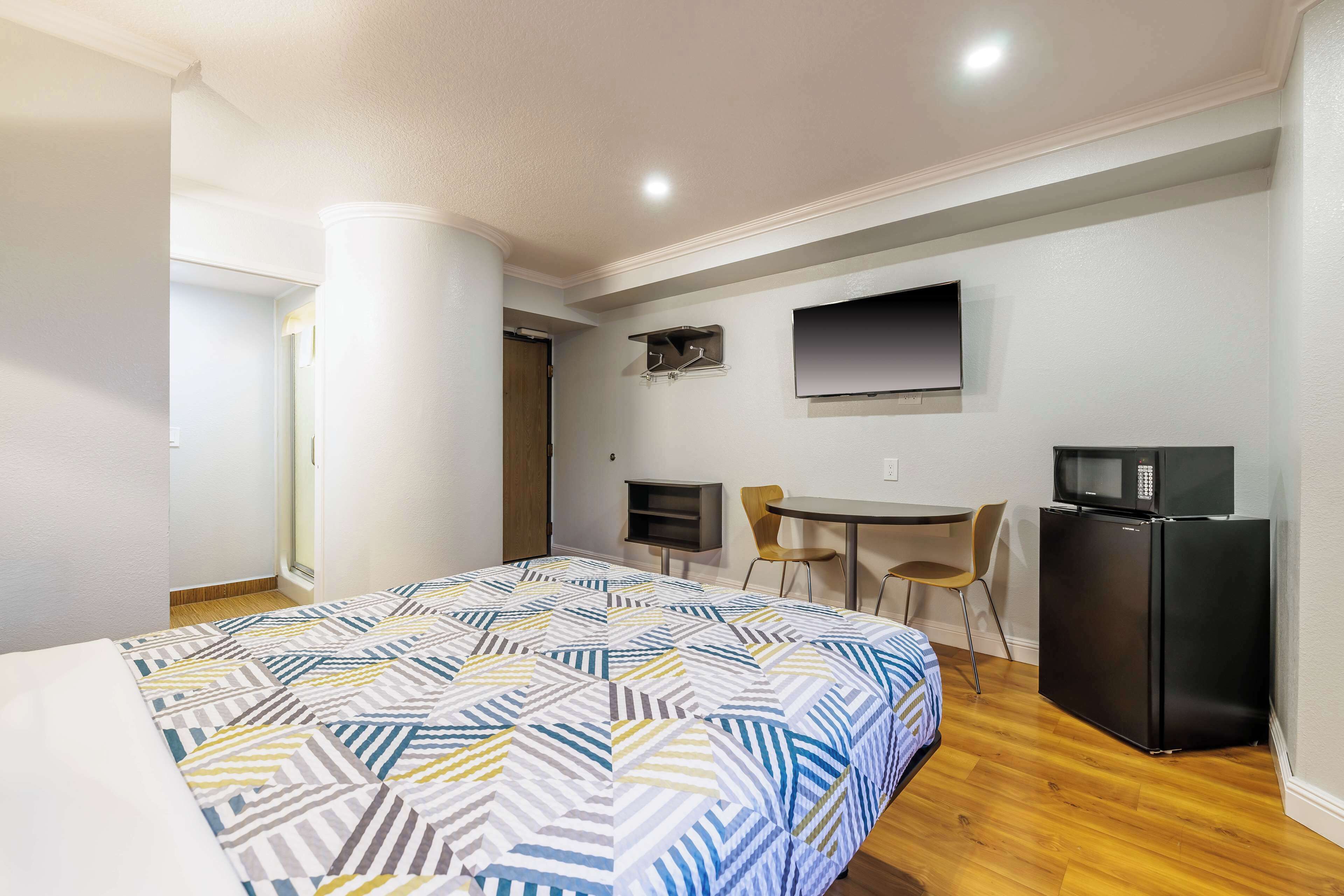 Skrivebord, strykejern/-brett, wi-fi (inkludert) og sengetøy