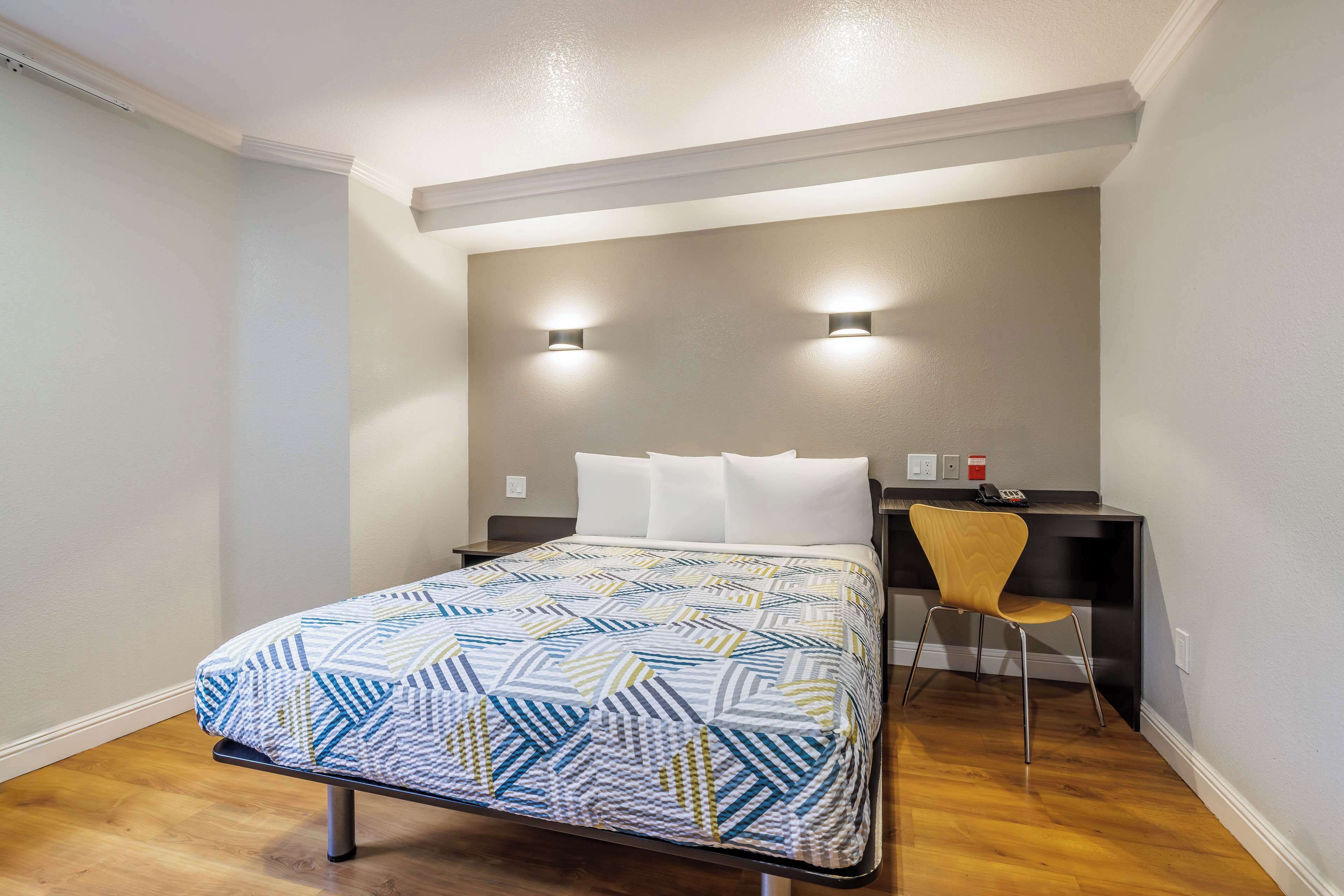 Escrivaninha, ferros/tábuas de passar roupa, Wi-Fi de cortesia