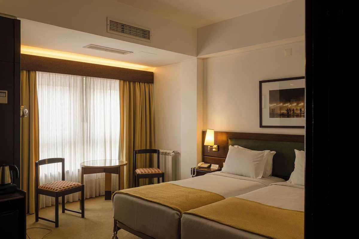 Single Room | In-room safe, desk, blackout drapes, soundproofing