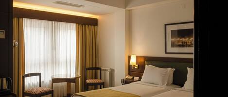 Quarto solteiro | Cofres nos quartos, escrivaninha, cortinas blackout