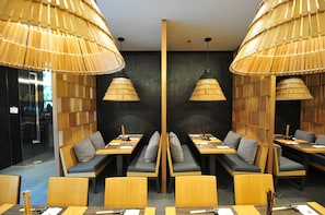 2 間餐廳，供應午餐和晚餐，日本料理
