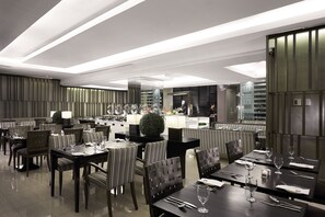 2 restaurantes; se sirve almuerzo y cena